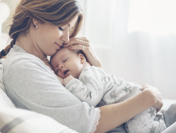 mãe sentada com seu bebê